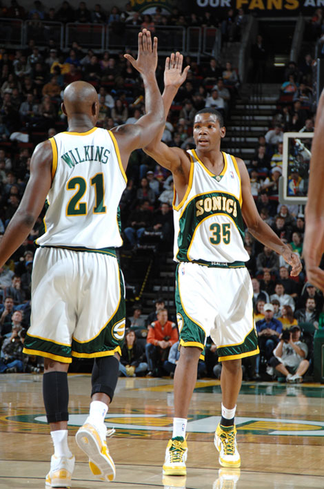 上场还早！广东新援走路一瘸一拐 首秀时间未知（登场尚早！广东新援仍在恢复，首秀时间待定）