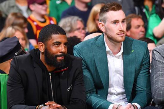 中国男子冰壶队在冬奥会资格赛中连胜两场，即将迎战新西兰和韩国，展现强大实力，期待继续拼搏。（中国男子冰壶队冬奥资格赛两连胜，强势迎战新西兰与韩国，继续冲击佳绩）